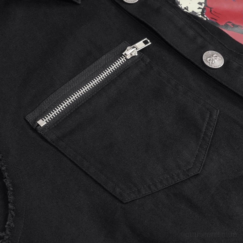 Metall-Reißverschluss-Brusttasche mit Marken-Knopf auf schwarzem gotischem Muskelshirt, industrielle Gothic-Ästhetik Close-Up-Ansicht