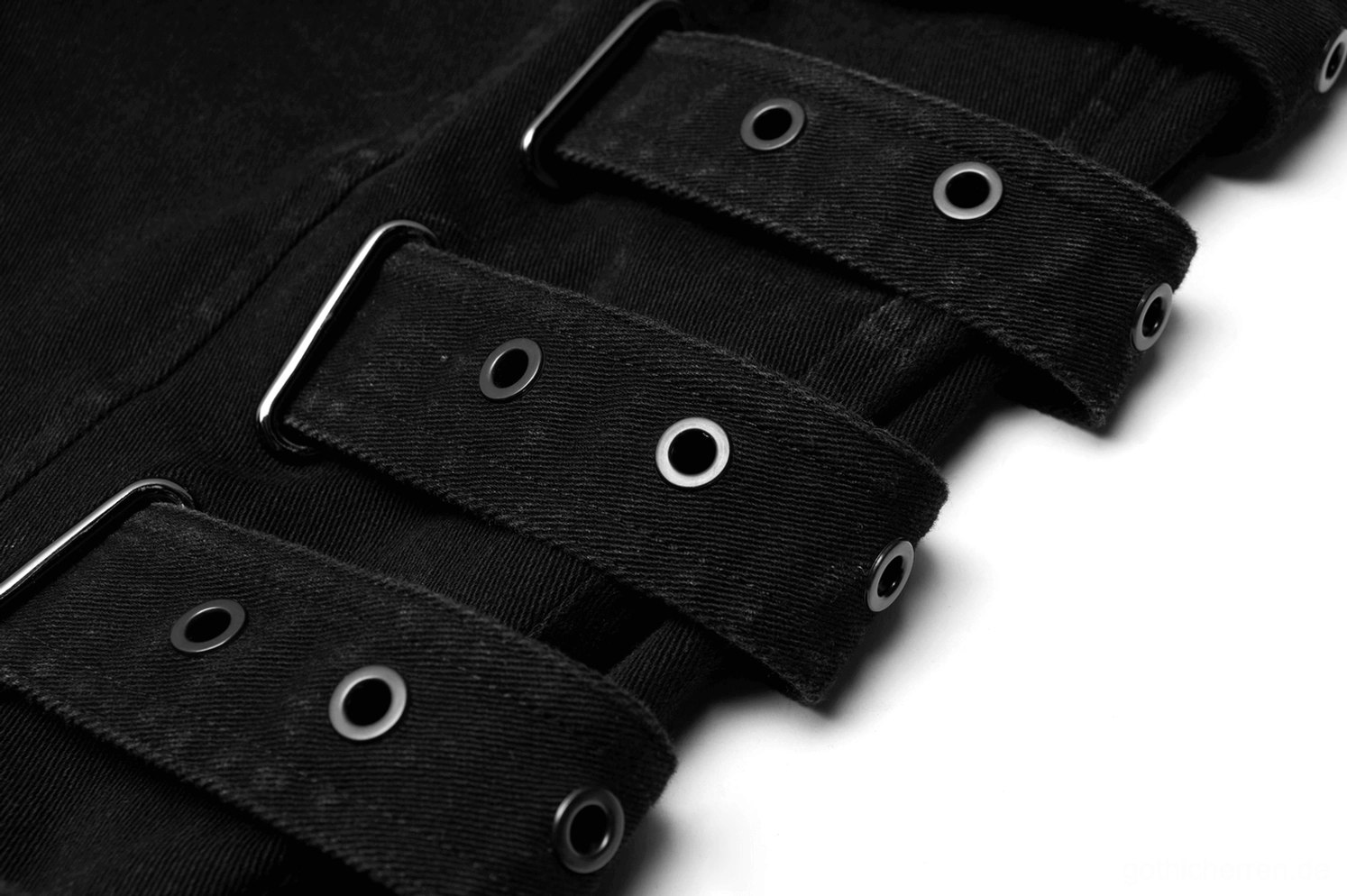 Makro-Detailaufnahme von Metalösen-Riemen mit Schnallen und schwarzem Textilgewebe Construction der Gothic Cargohose