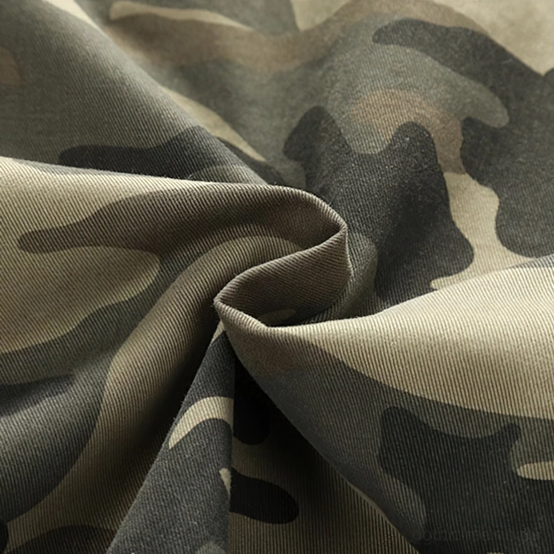 Camouflage Denim Bomberjacke geripptes Bündchen Detail zeigt hochwertige Verarbeitung und Stoff-Textur Nahaufnahme Fotografie