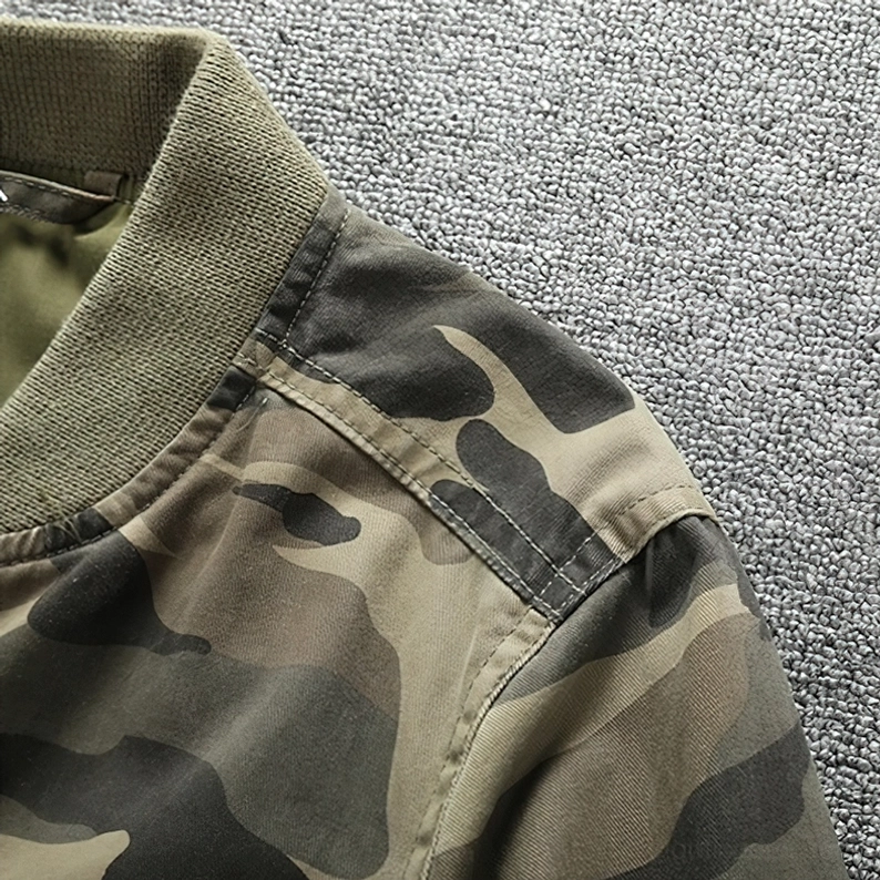 Schulter und Kragen Nahaufnahme der Camouflage Denim Bomberjacke zeigt saubere Steppnähte, robustes Tarnstoff und geripptes Kragen-Trim