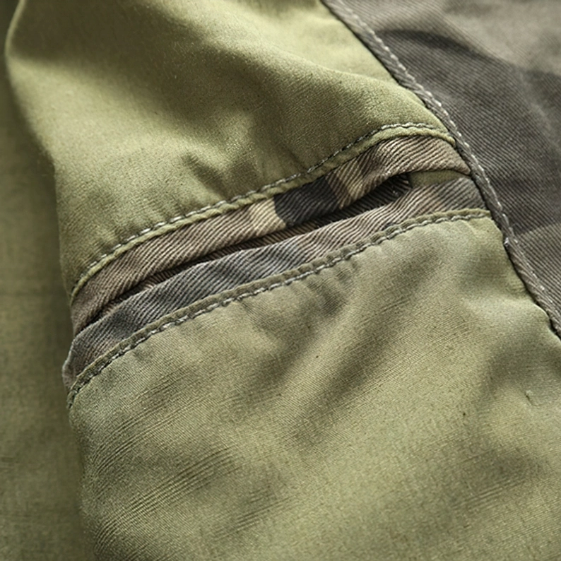 Camouflage Denim Bomberjacke Seitentasche Detail und Passform, funktionales Design zeigt versteckte Taschen-Platzierung Nahaufnahme