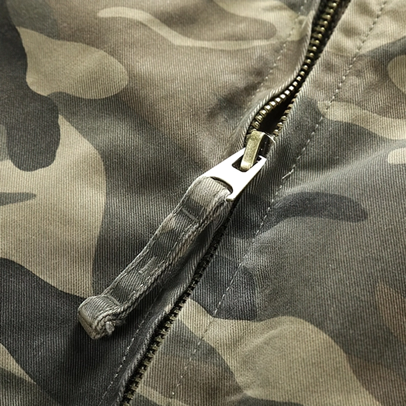 Gothic Military Camouflage Denim Bomberjacke getragen, Alternative Goth Fashion Streetwear Styling Inspiration Ansicht
