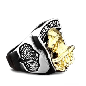 Military Gothic Airborne Ring Seitenansicht - Adlerkopf-Profil und militärische Gravur-Details im Edelstahl
