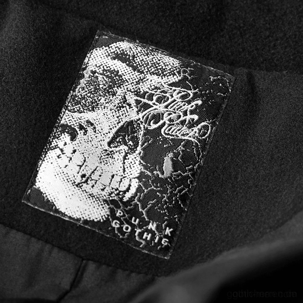 Nahaufnahme Innenetikett des Military-Gothic-Mantels zeigt Gothic-Branding und Schädelstickerei auf schwarzem Gewebe-Futter