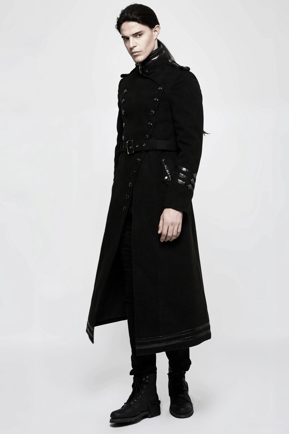 Komplettes Outfit-Styling mit asymmetrischem Military-Gothic-Mantel und dunkler Mode-Accessoires zeigt gesamte Alternative Ästhetik