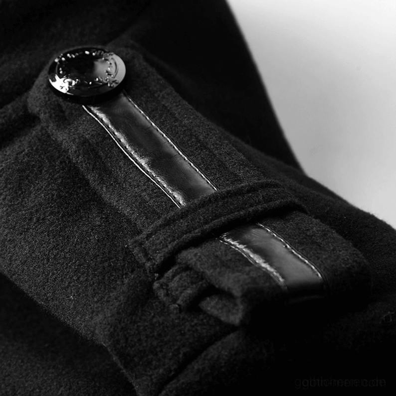 Nahaufnahme Detailansicht der Manschettenverblendung des Military-Gothic-Mantels zeigt geprägte Metallknöpfe und Lederlaschenverblendung am Ärmel