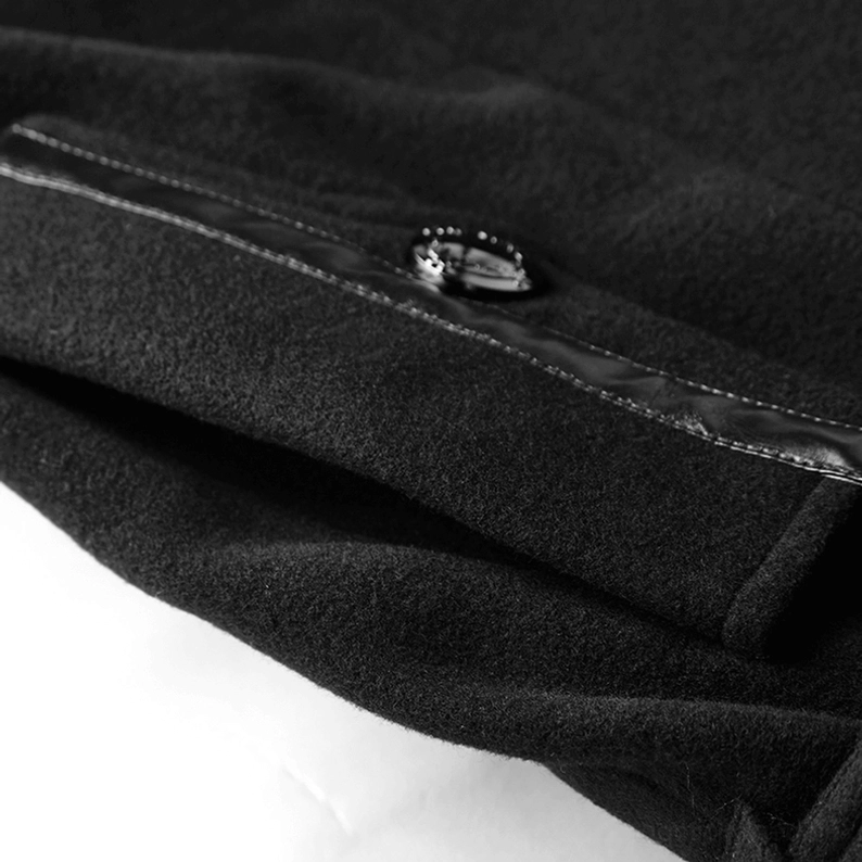 Military-inspirierte Schulter-Epauletten-Detail des asymmetrischen Gothic-Mantels zeigt strukturiertes Design und Metallverzierung