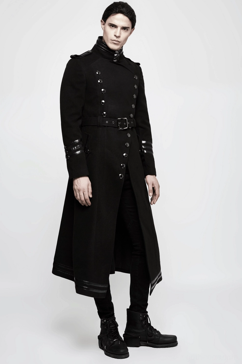 Männliches Modell trägt asymmetrischen Military-Gothic-Mantel zeigt Silhouette-Passform und Proportionen mit kompletter schwarzer Kleidung