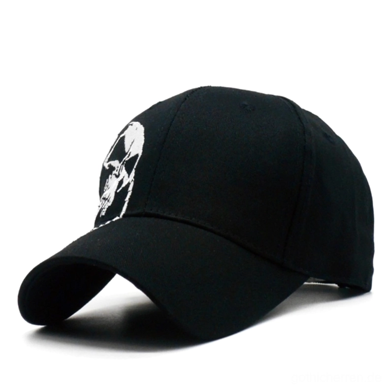 Minimalistische schwarze Gothic Baseball Kappe mit subtiler seitlicher Totenkopf-Stickerei, Profilansicht, dunkle Ästhetik Alternative Kopfbedeckung mit diskretem Design