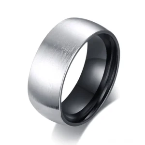 Matter Edelstahl-Bandring mit poliertem schwarzem Innenlook in Dreiviertel-Nahaufnahme, zeigt die geometrische 8mm Breite und minimalistische gotische Ästhetik mit kontrastierendem Innen- und Außenfinish