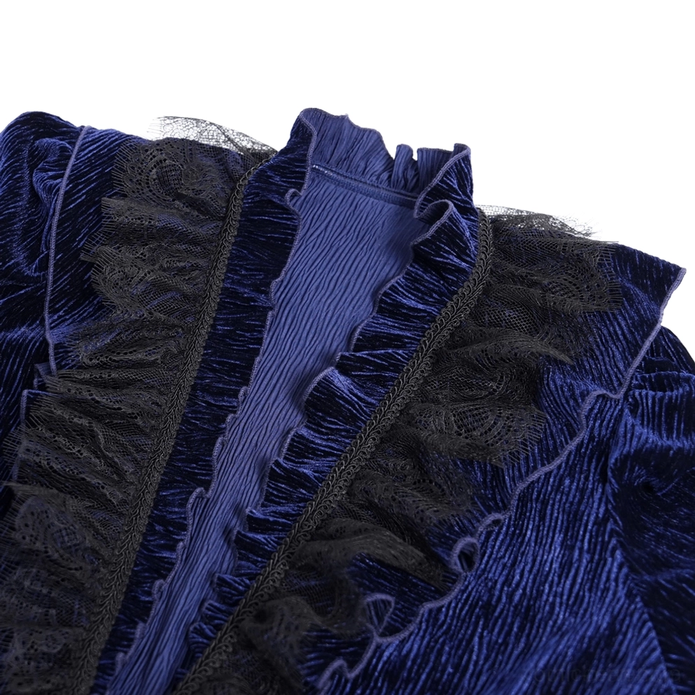 Detaillierte Makroaufnahme der gerüschten schwarzen Spitzenkrause am Halsausschnitt des Mitternachtsblauen Samthemdes