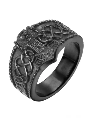 Matte schwarzer Mjolnir Gothic Herrenring mit graviertem Thor's Hammer und keltischen Knotenmuster, Studio-Draufsicht auf weißem Hintergrund, Edelstahl-Ring