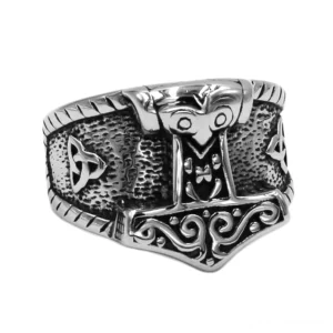 Mjolnir Keltischer Trinitätsknoten Edelstahl Ring Frontansicht - authentisches Wikinger-Hammer-Design mit graviertem nordischem Muster auf grauem Edelstahl
