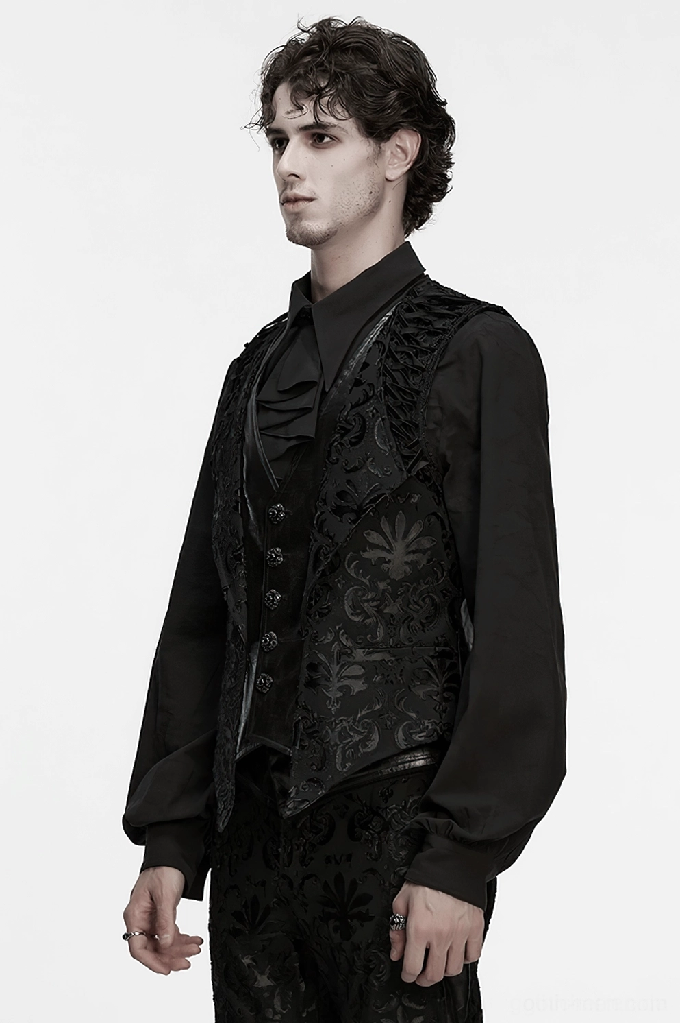 Männliches Modell trägt schwarze Gothic Stickerei Anzugweste Ansicht mit Damast-Muster und Kunstleder-Akzent-Positionierung