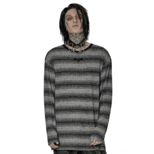 Monochromatischer gestreifter Gothic Pulli Vorderansicht auf männlichem Model zeigt Gradient Grau und Schwarz vertikale gerippte Strickstruktur mit Metallbeschlag Detail am Rundhalsausschnitt