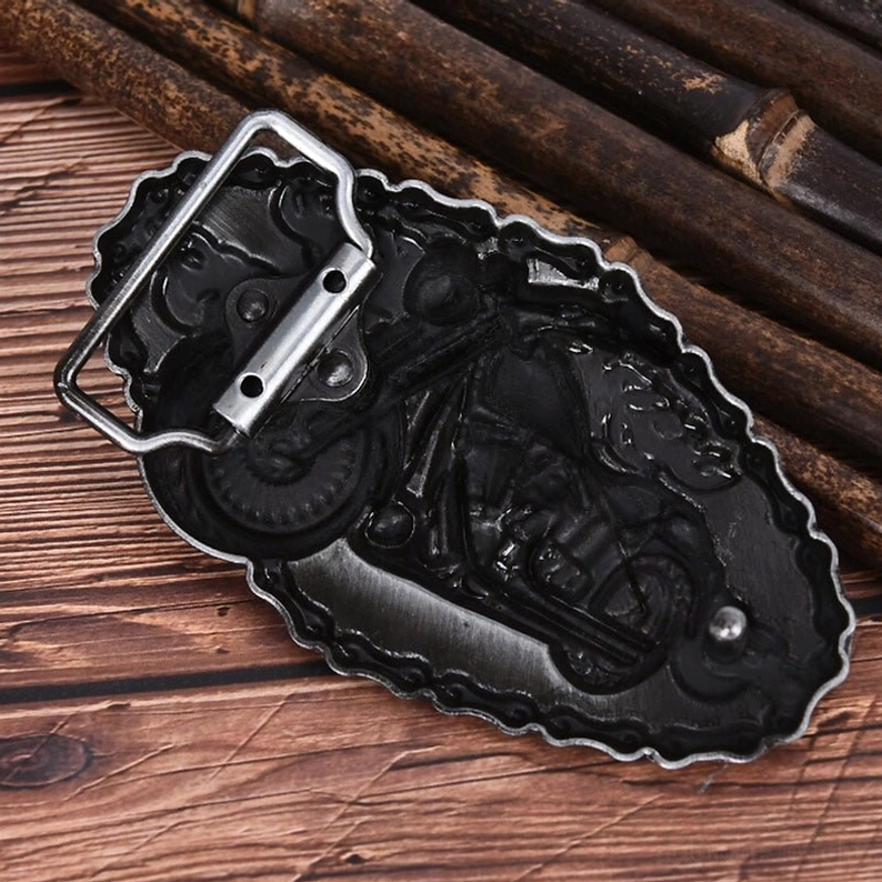 Motorrad Flammen Gürtelschnalle Vollansicht – Komplettes Produkt mit Kettenbordüre-Rahmung, 3D-Prägung und handwerklicher Metallverarbeitung
