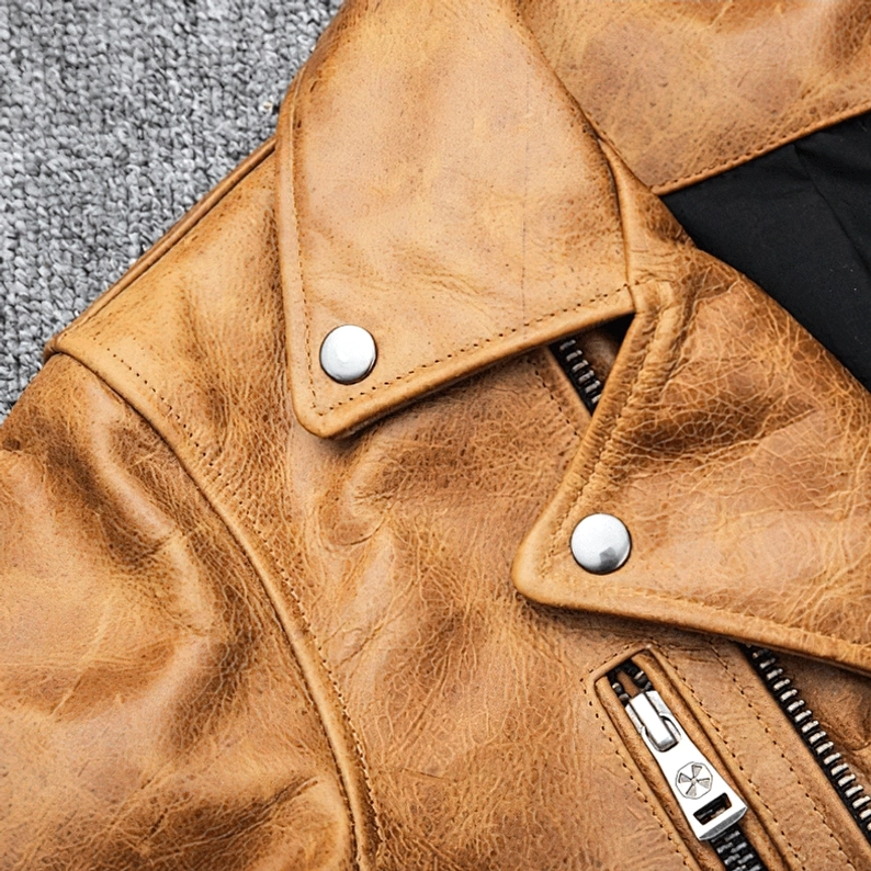 Close-up des Umlegekragens mit Druckknöpfen und asymmetrischem Reißverschlusssystem auf der authentischen distressed Camel Motorradjacke