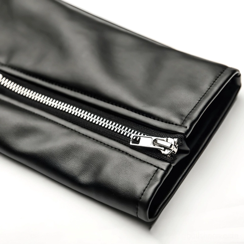 Nahaufnahme polierter Silbermetall-Reißverschluss auf schwarzer glänzender Kunstleder-Motorradjacke Detail Makro