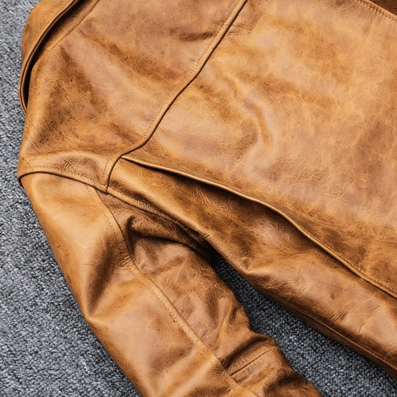 Schulter- und Ärmeldetail der Camel Leder Motorradjacke mit professioneller Nähkonstruktion und tailiertem Schnitt für gothic Stil