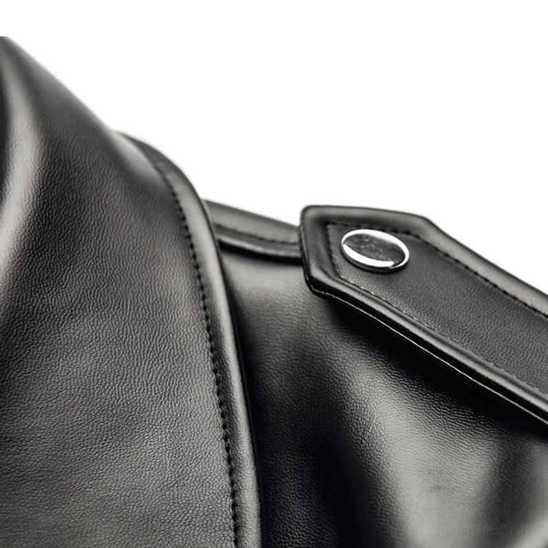Nahaufnahme Schulterpasse mit Druckknopf-Hardware an gotischer Kunstleder-Motorradjacke Metallelement Detail