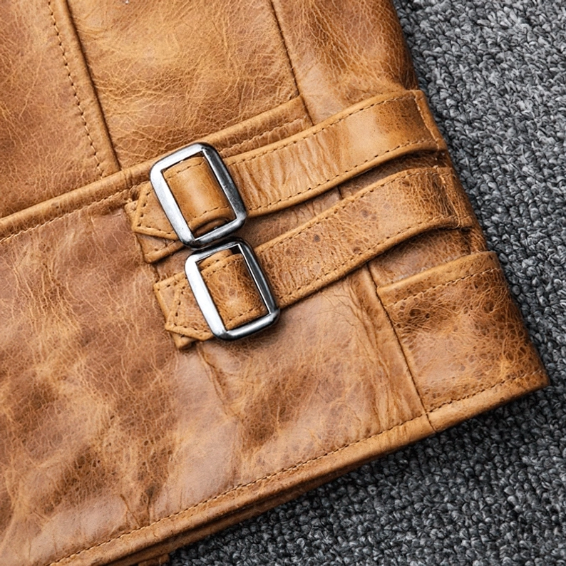 Detail der verstellbaren Taillenbuckles mit silberner Hardware auf der authentischen distressed Camel Leder gothic Motorradjacke