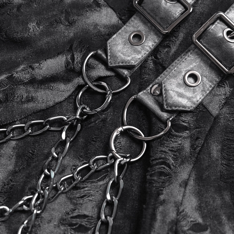 Nahaufnahme distressed schwarzes Stoff-Textur mit Metallketten und Leder-Nieten-Schnalle-Hardware-Details des Gothic Tops