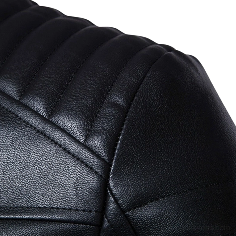 Nahaufnahme des gesteppten Schulterpanels an der schwarzen PU-Kunstleder-Jacke mit feiner Sticharbeit und Texturdetails