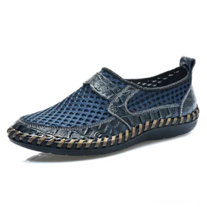 Navy-blauer Slip-On Loafer mit perforiertem Mesh-Obermaterial und Kroko-Lederakzenten, handwerkliche Gothic-Schuhdesign mit gesteppter Sohle