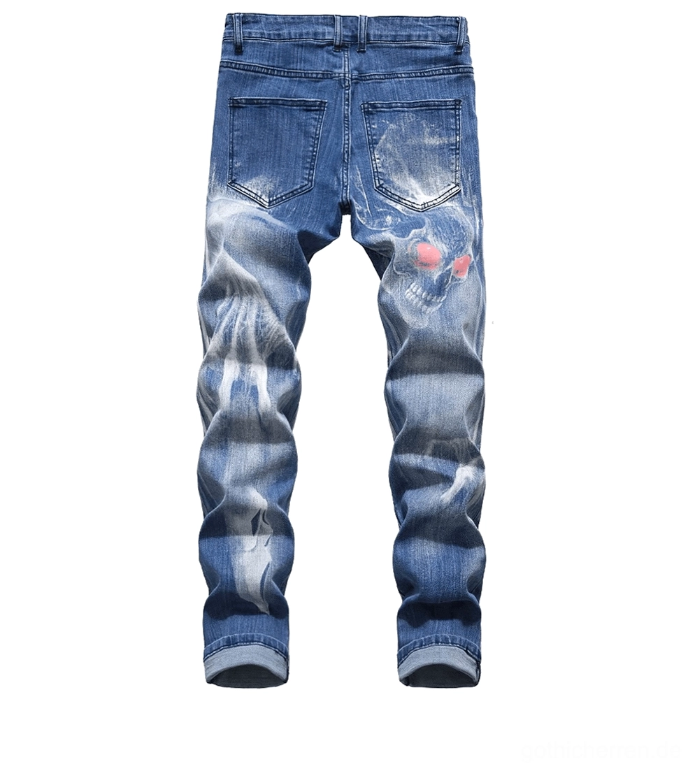 Mittelblau gewaschene Gothic-Schädel-Jeans mit roten Schädel-Akzenten auf Gesäßtaschen - Rückansicht Flat-Lay