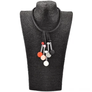 Neo-Gothic Perlen-Choker auf schwarzer Schneiderbüste, handgefertigte matte Perlen-Dekoration und Anhänger-Cluster gegen dunklem Hintergrund zur Hervorhebung der Gothic-Ästhetik