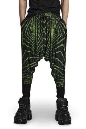 Neon geometrische Gothic Haremshose Vorderansicht mit Drop-Crotch-Silhouette und schwarz-grünem Angular Print, alternative Pluderhose mit elastischem Bund