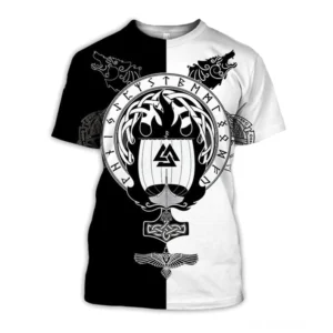 Nordisches Runenschrift-Wikinger-Gothic-T-Shirt Vorderseite mit Split-Color-Design, zeigt Runenkreis, Wikingerschiff, Wölfe und keltische Knotenmuster auf hochwertigem Köper-Material in Schwarz-Weiß-Kontrast
