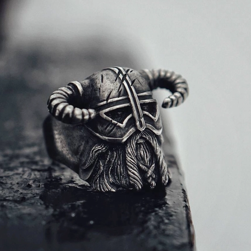Nordisches Kriegerhelm Ring Nahaufnahme Seitenansicht – verwittertes dunkles Metall mit feiner Texturierung und archäologischem Charakter