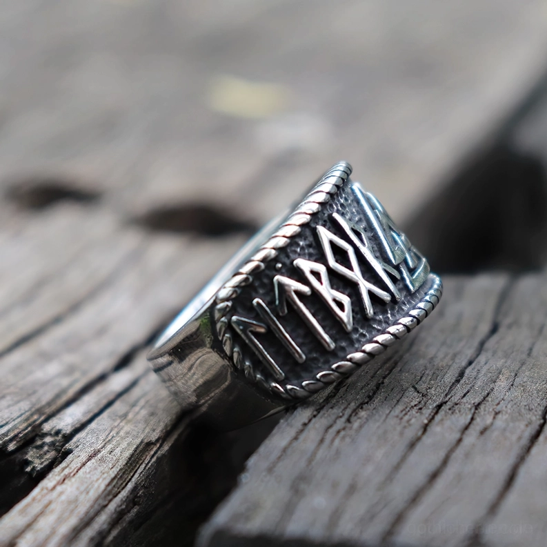 Nordisches Runenmotiv Valknut gothischer Ring Unterschragenansicht auf Holzuntergrund mit vintage Silberfinish und Patina
