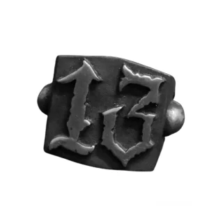 Nummer 13 Gothic Punk Siegelring aus Edelstahl Frontalansicht matte schwarze Vintage Patina Detail