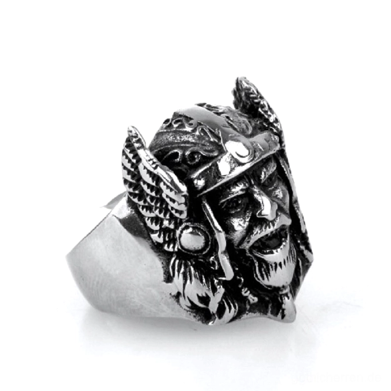 Odins geflügelter Helm Gothic Ring rechte Drei-Viertel-Winkelansicht, zeigt detailliertes nordisches Mythologie-Schnitzwerk in gebürstetem Vintage-Silber Edelstahl, scharfe Gesichtszüge und Helmflügel-Carving