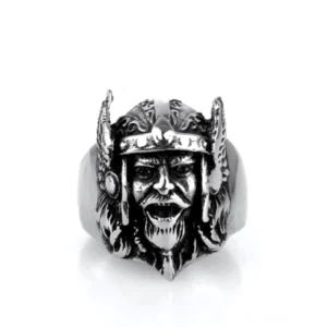 Odin's Gesicht Gothic Edelstahl Siegelring Vorderansicht, zeigt 3D-geschnitzte Wikinger-Krieger-Portrait mit durchdringender gotischer Präsenz und ikonischem geflügeltem Helm, chirurgischer Edelstahl mit gebürstetem Finish