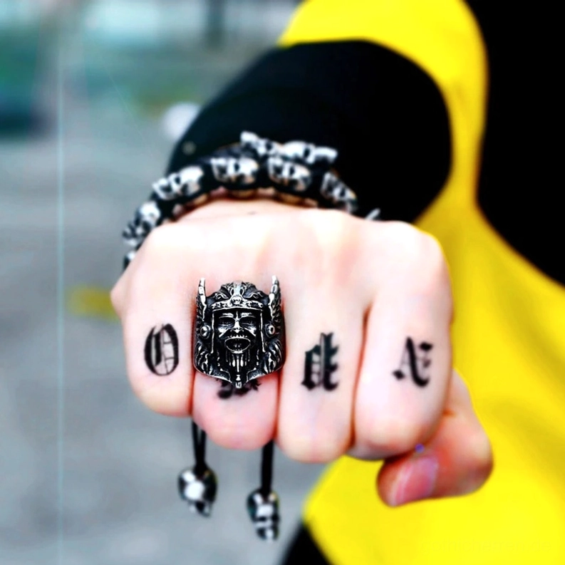 Odin Gothic Ring an männlicher Hand am Knöchel getragen, Edelstahl mit Perlen-Armband kombiniert, Draufsicht zeigt tragbarer Passform und Größe, alternative Mode-Styling mit gothischem Accessoire