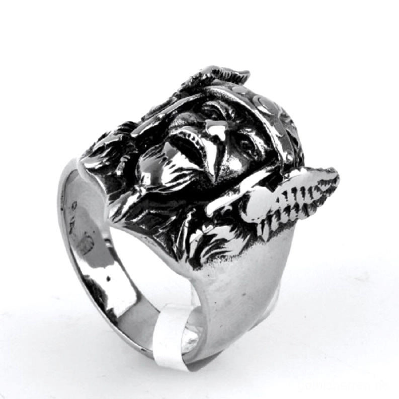 Odin Gothic Ring Rückansicht mit innerer Bandstruktur und Hintergrund-Profil des geschnitzten nordischen Kriegers auf Edelstahl, geflügelte Helmdetails sichtbar, hohle Struktur für Tragekomfort
