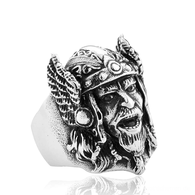 Odins Wikinger-Krieger Gothic Ring in Edelstahl, linke Drei-Viertel-Ansicht mit detaillierten geschnitzten Gesichtszügen und Bartwerk in vintage-silberner Finish, geflügelter Helm Design mit 3D-Relief-Carving