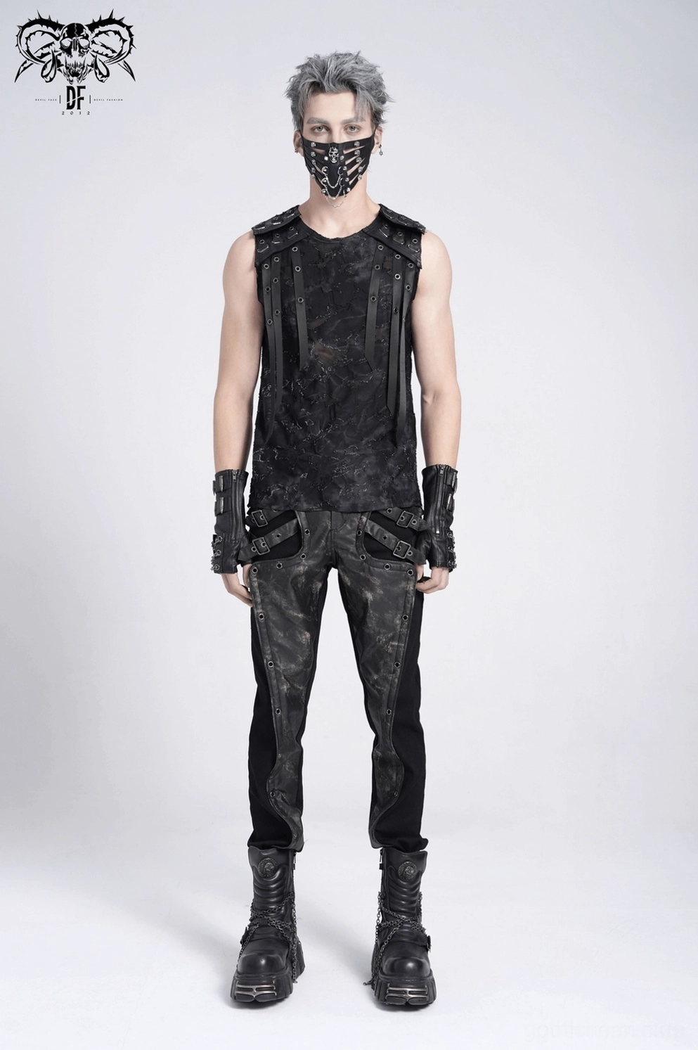 Nahaufnahme Ösen-Träger-Metallnieten und zerrissener schwarzer Stoff auf industriellem Gothic Muskelshirt