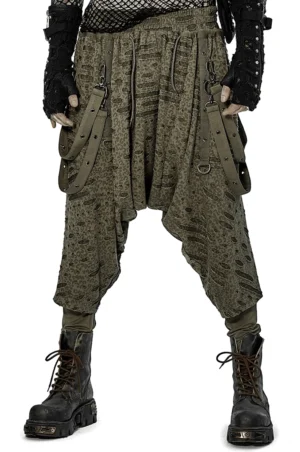 Olivgrüne Gothic Drop-Crotch-Harem-Pluderhose auf männlichem Model, Vordansicht ganzer Körper mit abnehmbaren Oberschenkelriemen, elastischer Taille und lockerer Passform im Avantgarde-Gothic-Stil