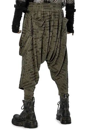 Rückansicht der olivgrünen Urban-Goth-Haram-Pluderhose auf männlichem Model, Ansicht von hinten mit elastischem Bund, tiefen Seitentaschen und charakteristischer Drop-Crotch-Silhouette