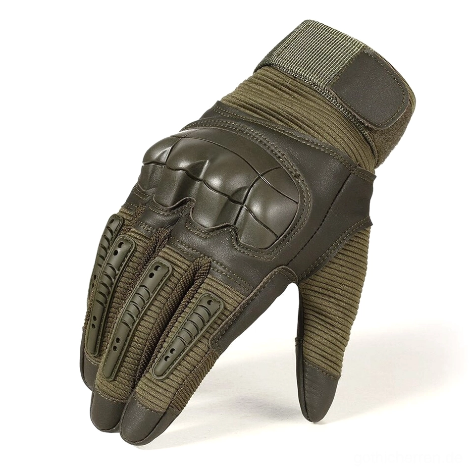 Olivgrüne taktische Handschuhe mit verstärktem Knöchelschutz und Touchscreen-Kompatibilität, Dreiviertelansicht auf weißem Hintergrund, industrial gothic design