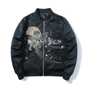 Schwarze Oni-Dämon-bestickte Bomberjacke Vorderansicht - japanische Folklore-inspiriertes Gothic-Streetwear mit Satinfinish und mehrfarbiger handgestickter Embroidery