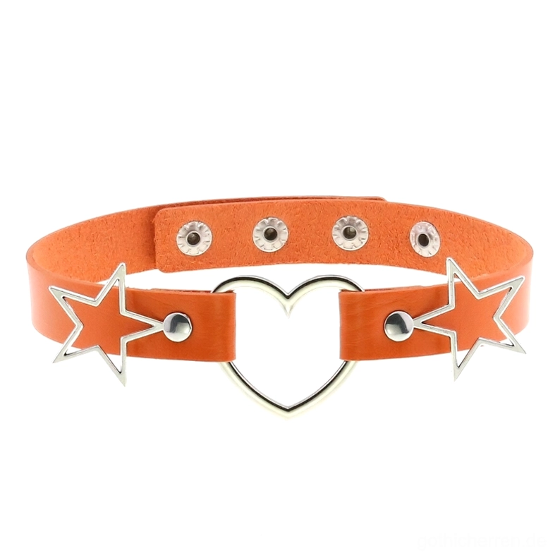 Orange Leder Choker mit silbernen hohlen Herz- und Stern-Metalldetails, Flatlay-Display für lebendiges Gothic Accessoire Halsband Design