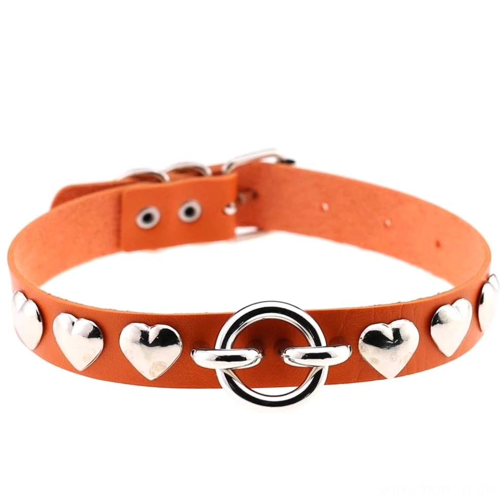 orange pu leder herzchoker mit silber metallbeschlägen vibrierender gothic halsschmuck flach gelegt