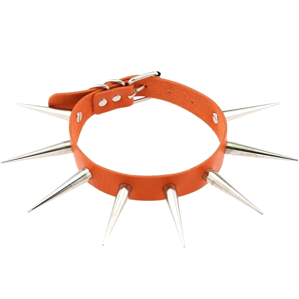 Orange Spike Gothic Choker Halsband Detailaufnahme, zeigt Metallspike-Nieten und Kunstleder-Streifen-Textur auf weißem Hintergrund, Konstruktionsdetails
