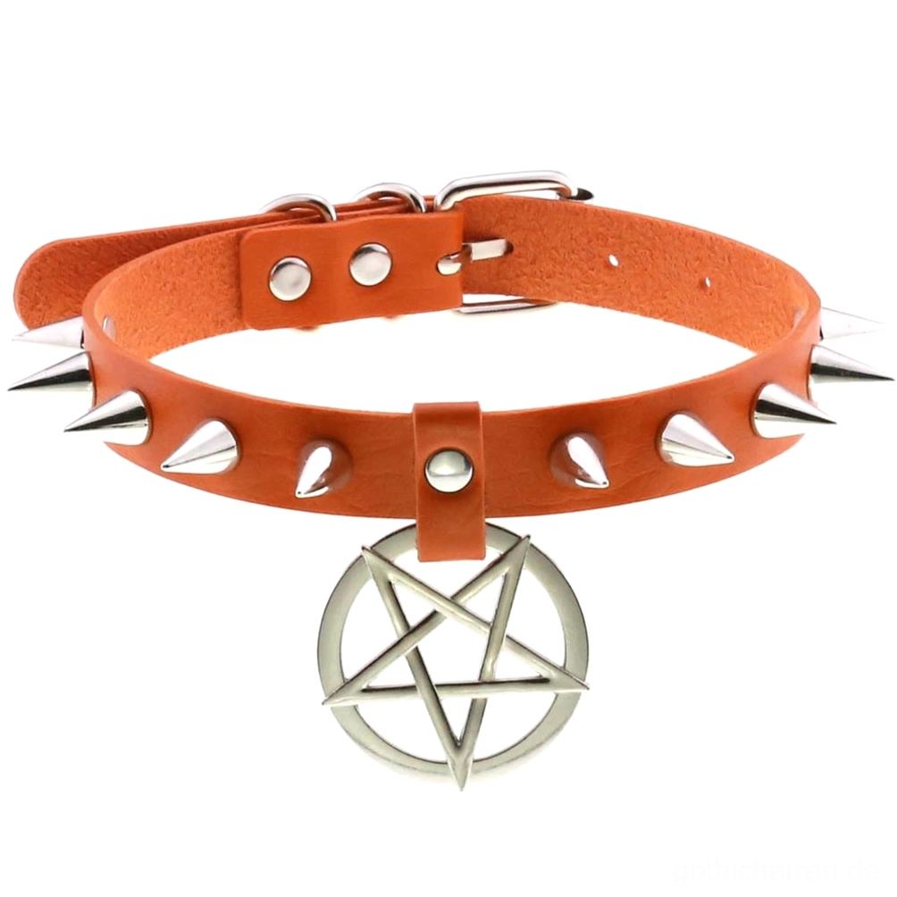 Orange Spike Leder Choker mit silbernem Pentagram Charm und Metallnieten – Eklektisches Dark Fashion Halsband mit konischen Spike Details