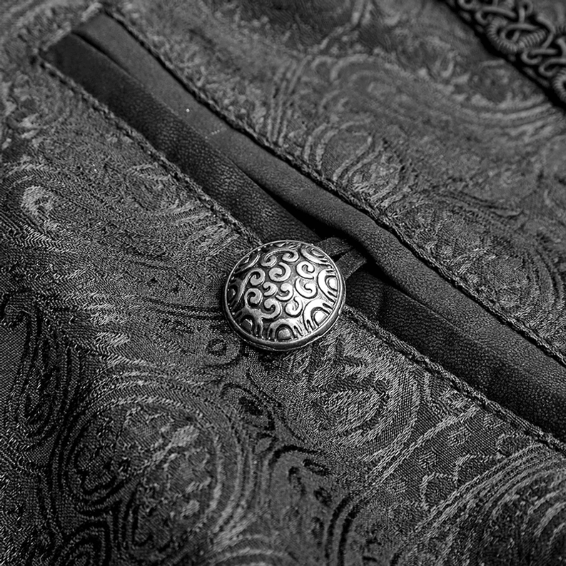 Makroaufnahme Metallknopf-Hardware mit eingraviertem Pfau-Design schwarze Jacquard-Stofffläche Detailansicht Knopfoberfläche